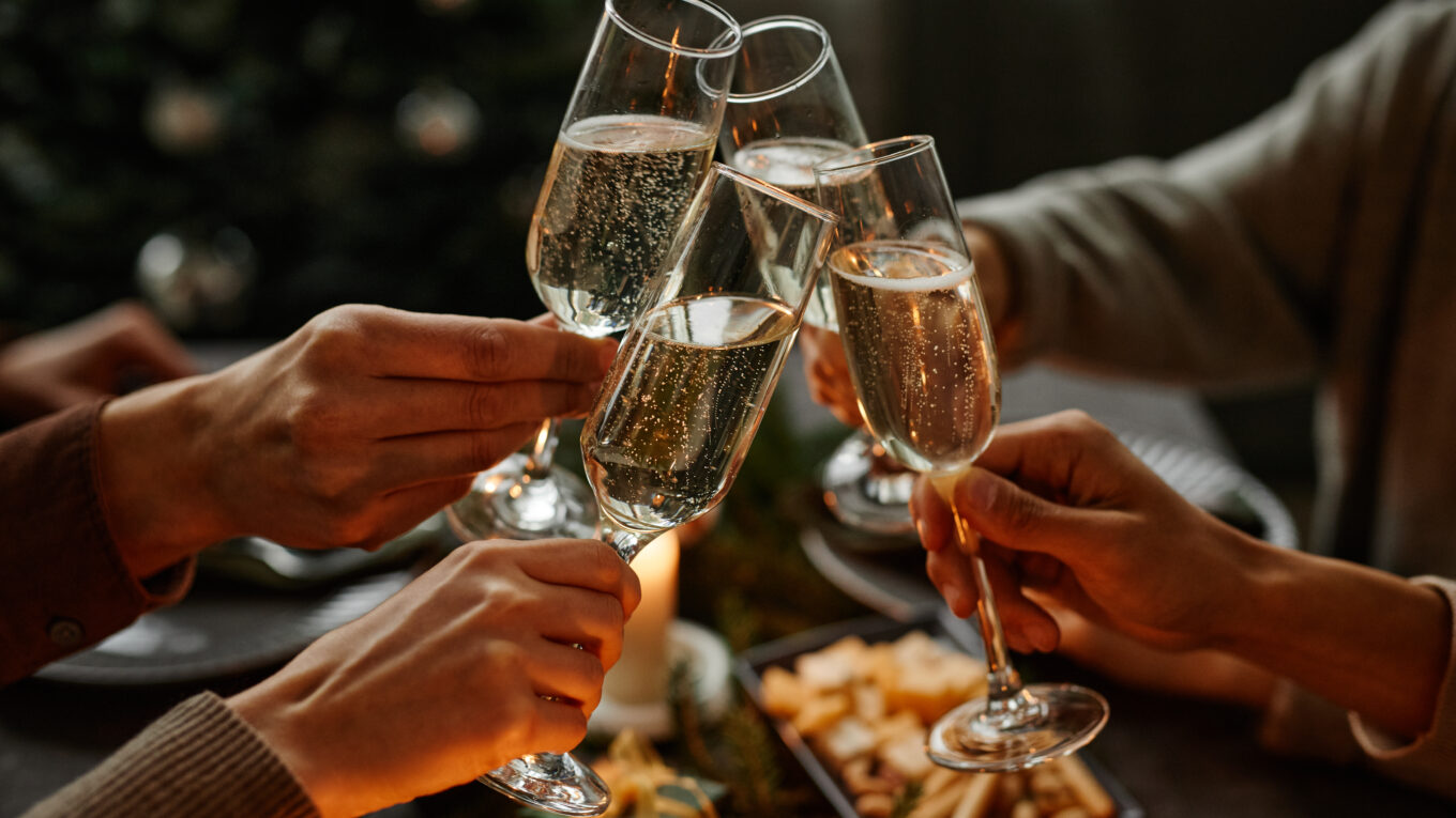Por que brindar com espumante? Entenda o significado da bebida no ano-novo